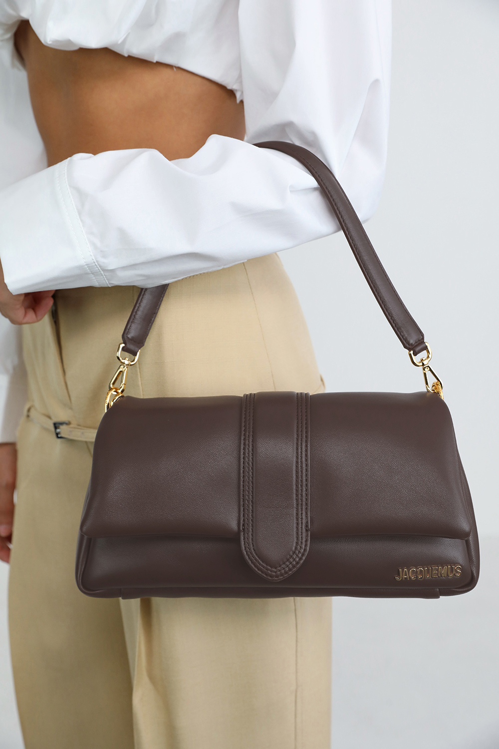 תמונת כל הלוק של תיק לה במבימו חום